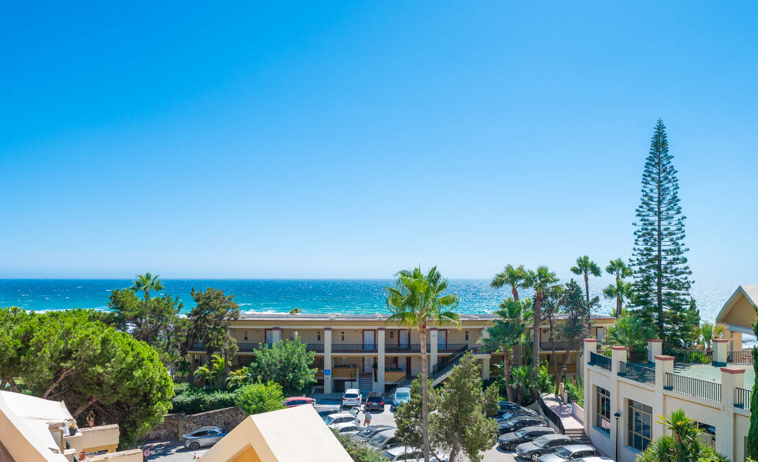 Apartamento con vista al mar, amplia terraza y comodidades estilo resort