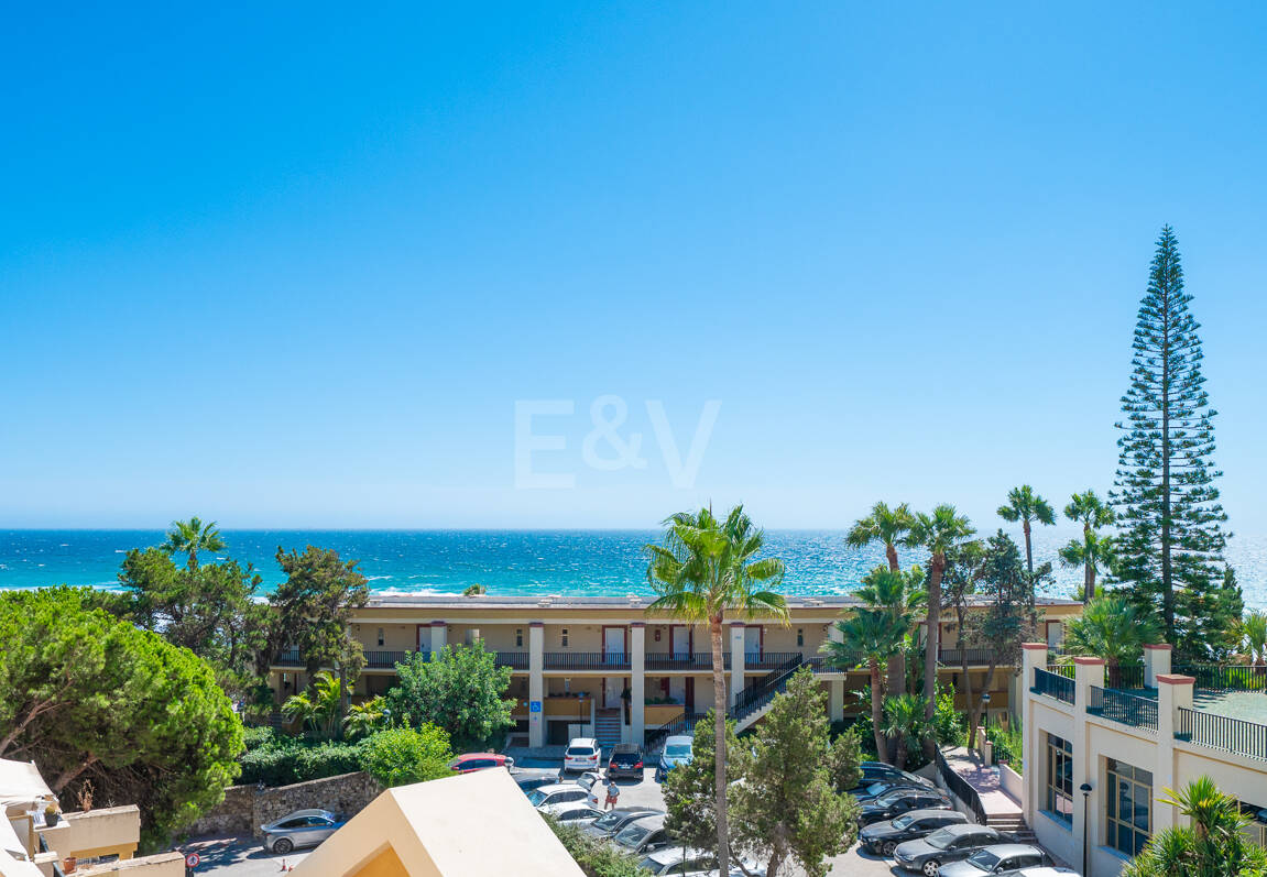 Apartamento con vista al mar, amplia terraza y comodidades estilo resort