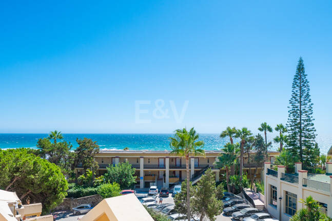 Apartamento con vista al mar, amplia terraza y comodidades estilo resort