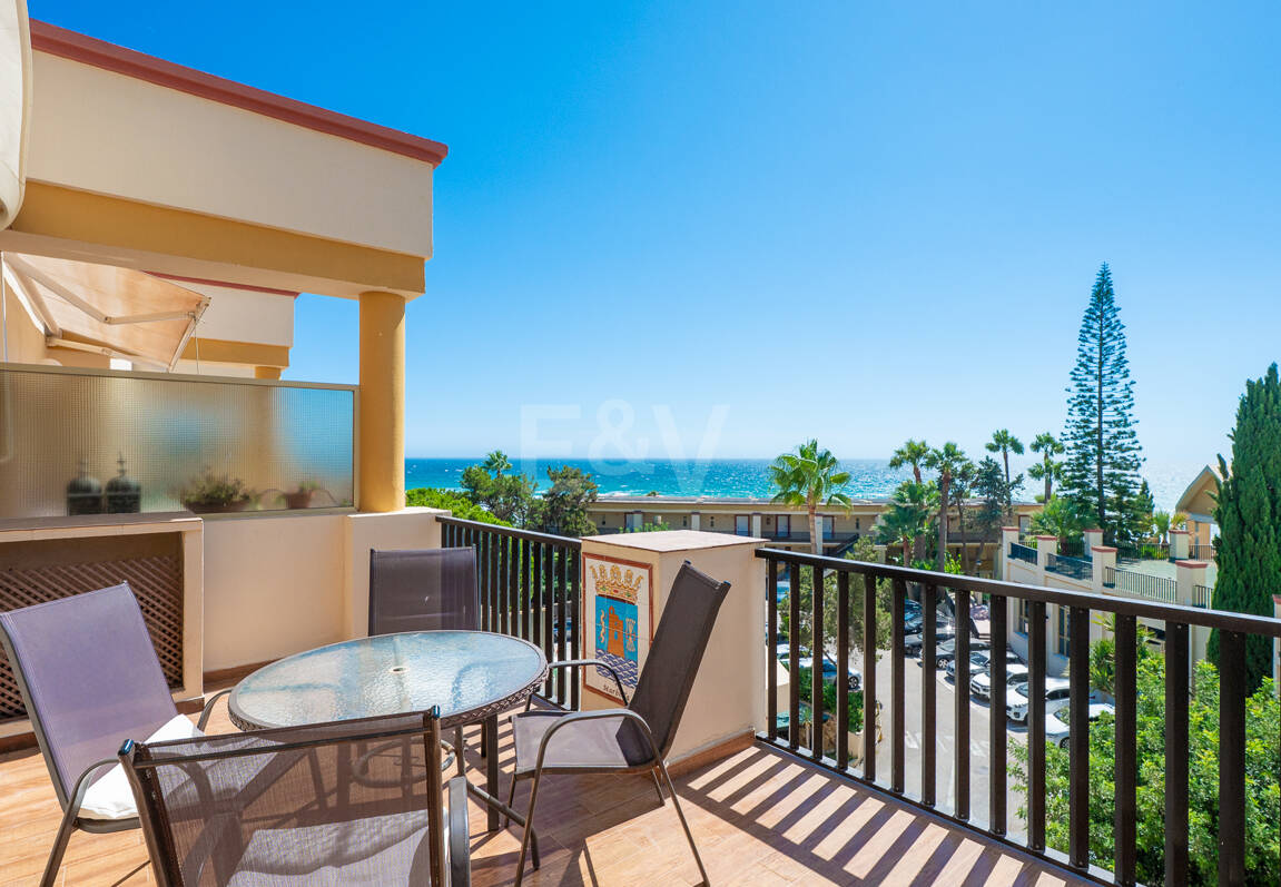 Apartamento con vista al mar, amplia terraza y comodidades estilo resort