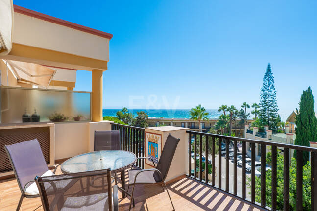 Apartamento con vista al mar, amplia terraza y comodidades estilo resort