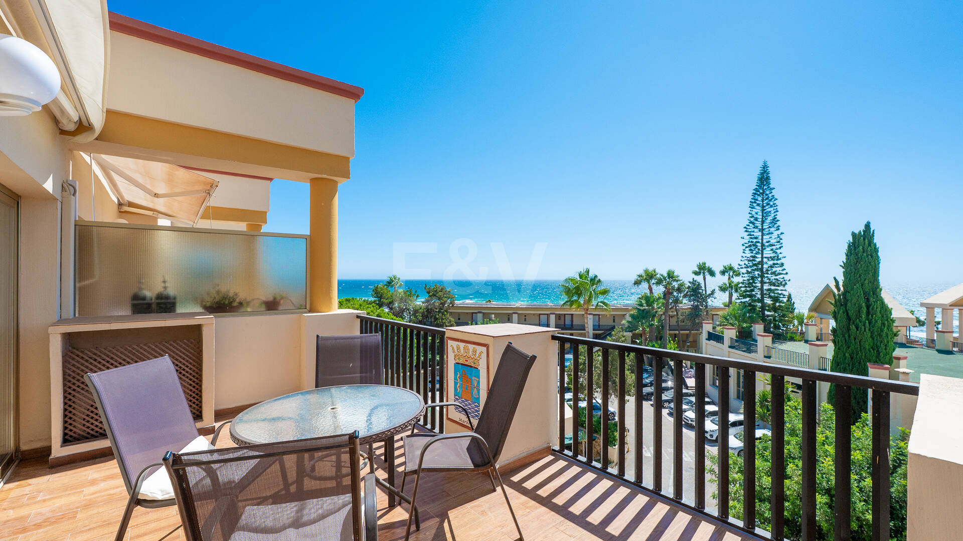 Apartamento con vista al mar, amplia terraza y comodidades estilo resort