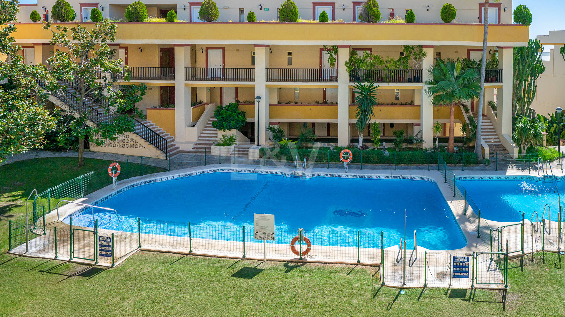 Apartamento con vista al mar, amplia terraza y comodidades estilo resort