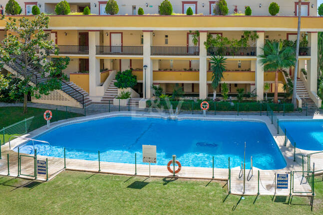 Apartamento con vista al mar, amplia terraza y comodidades estilo resort