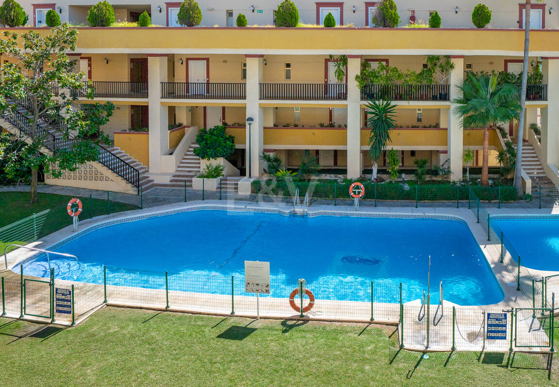 Apartamento con vista al mar, amplia terraza y comodidades estilo resort