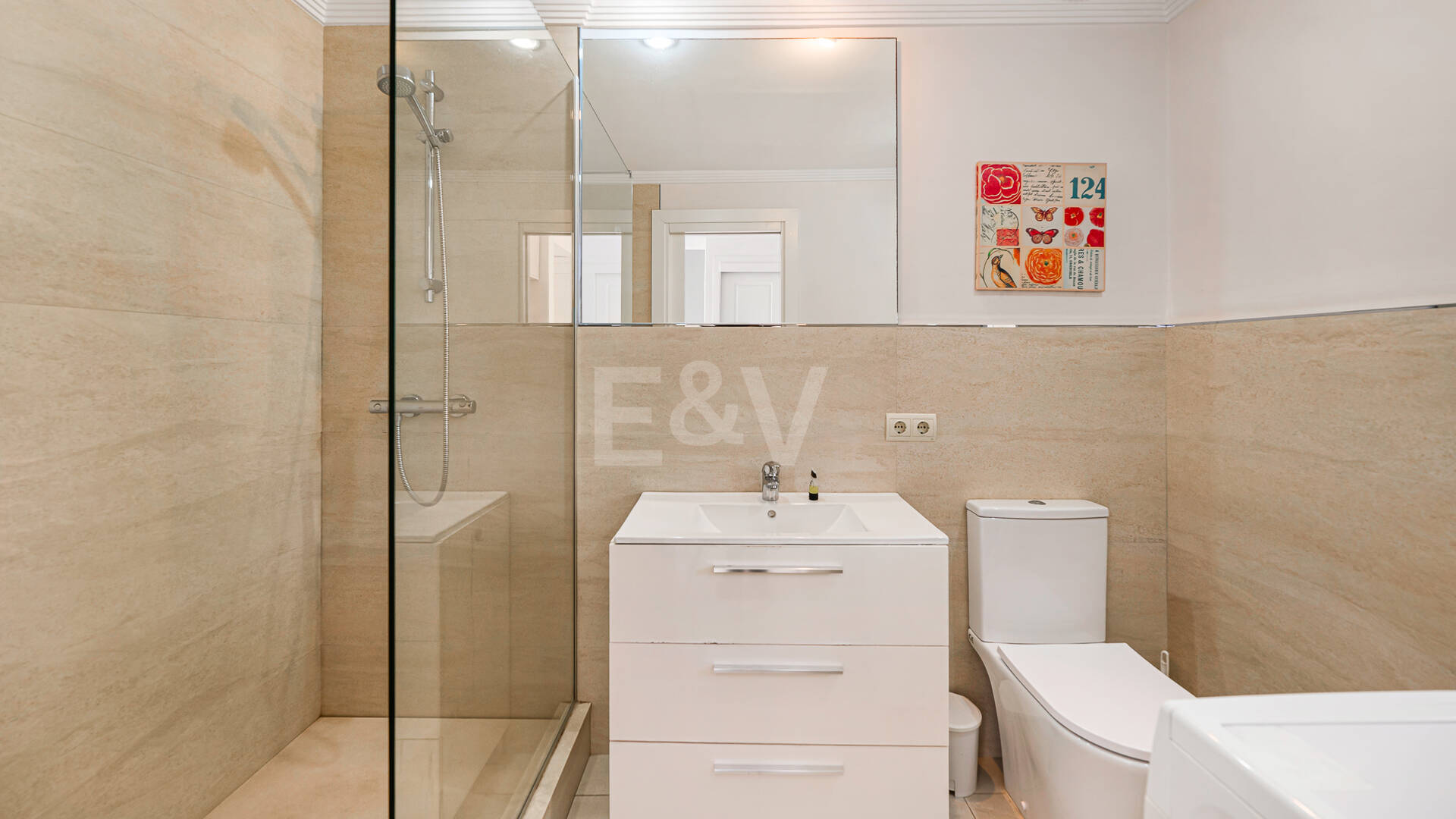 Apartamento con vista al mar, amplia terraza y comodidades estilo resort