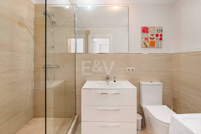 Apartamento con vista al mar, amplia terraza y comodidades estilo resort