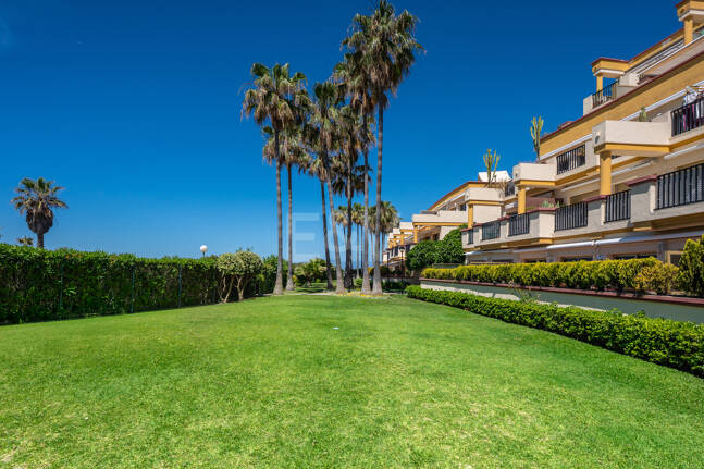 Apartamento con vista al mar, amplia terraza y comodidades estilo resort