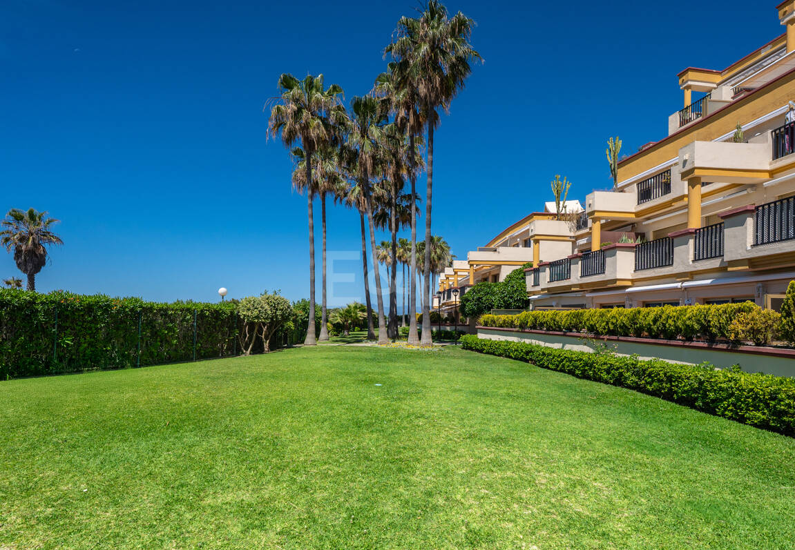 Apartamento con vista al mar, amplia terraza y comodidades estilo resort