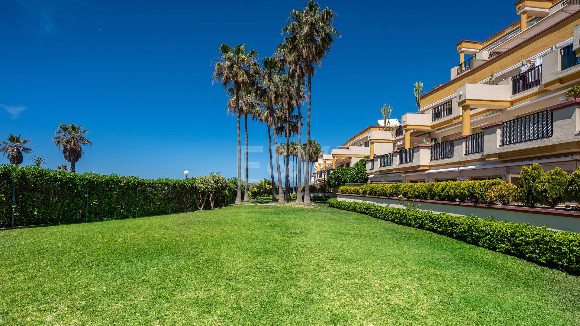 Apartamento con vista al mar, amplia terraza y comodidades estilo resort