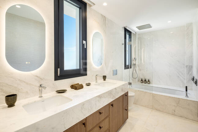 Villa Alborán: Modern Andalusian Design in Elviria