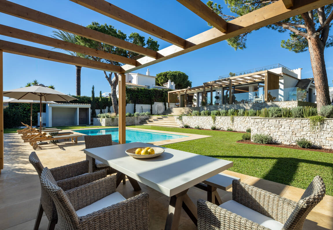 Villa Alborán: Modern Andalusian Design in Elviria
