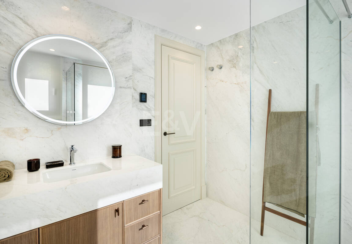 Villa Alborán: Modern Andalusian Design in Elviria