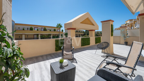 Bel appartement avec grande terrasse dans un complexe balnéaire.