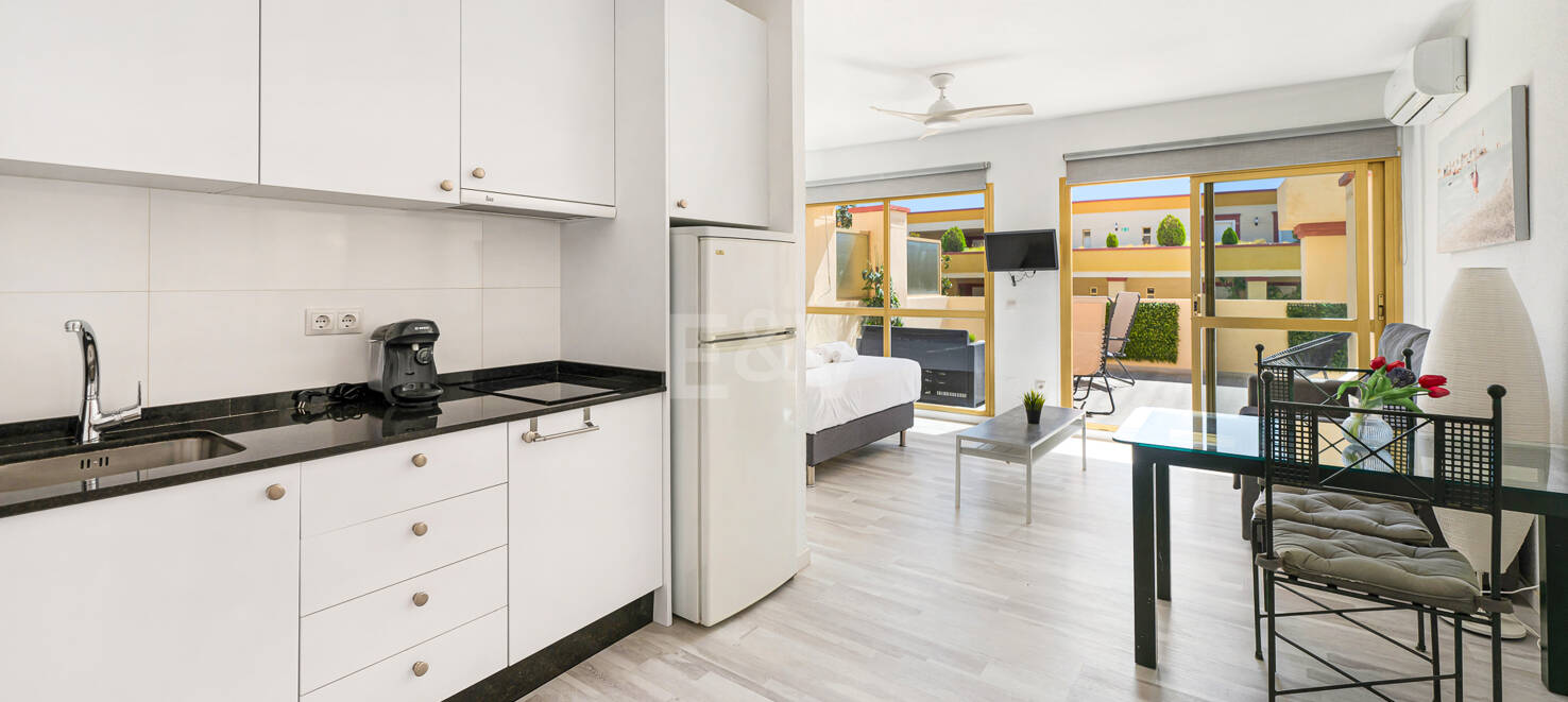 Escapa al Lujo: Exclusivo Apartamento cerca del Mar y la Tranquilidad de la Costa del Sol