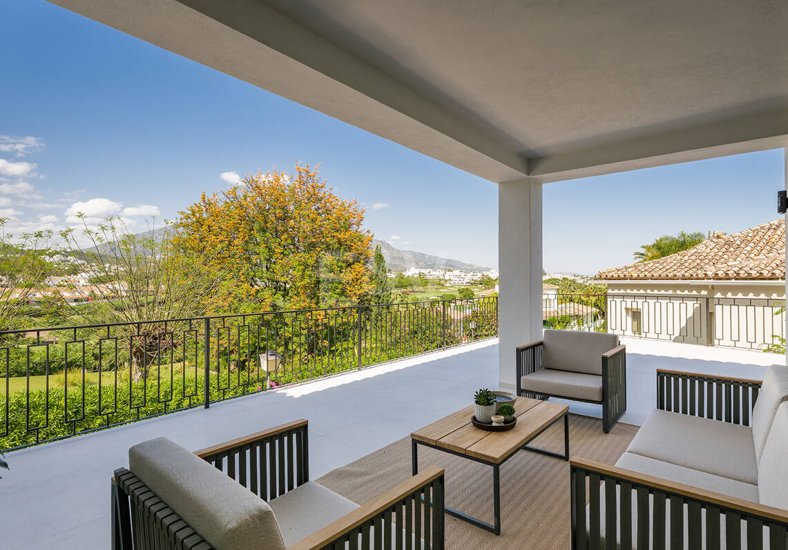 Espectacular villa en Nueva Andalucía con estilo junto al campo de golf con preciosas zonas de ocio