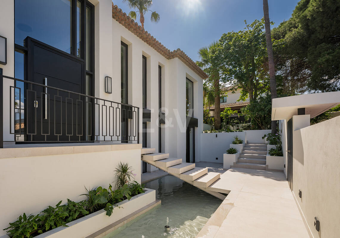 Espectacular villa en Nueva Andalucía con estilo junto al campo de golf con preciosas zonas de ocio