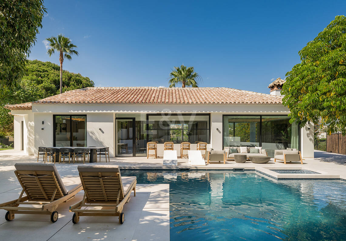 Espectacular villa en Nueva Andalucía con estilo junto al campo de golf con preciosas zonas de ocio