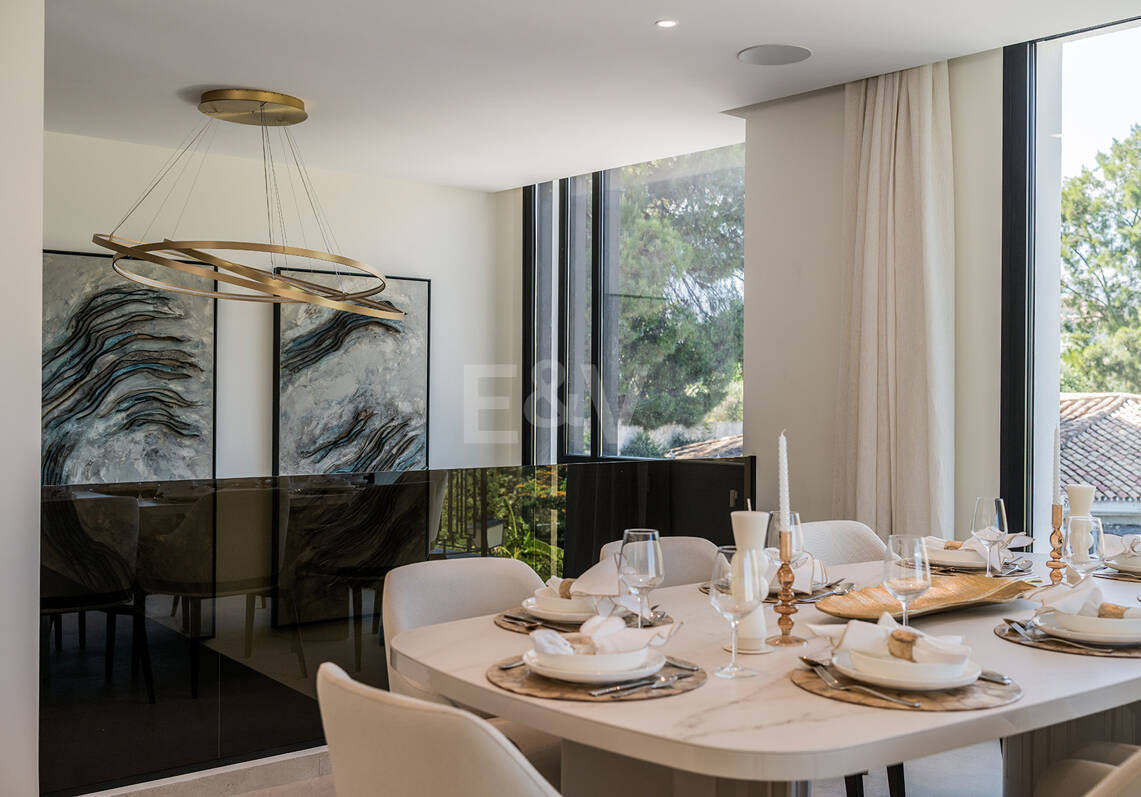 Espectacular villa en Nueva Andalucía con estilo junto al campo de golf con preciosas zonas de ocio