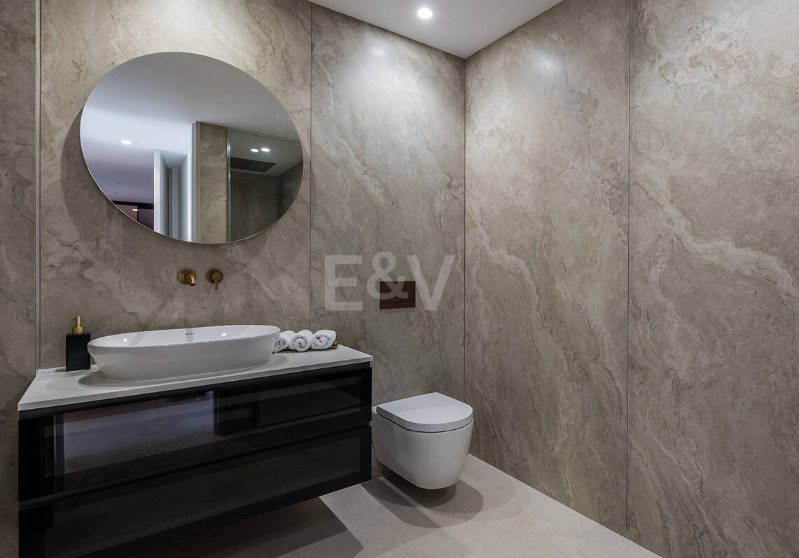 Espectacular villa en Nueva Andalucía con estilo junto al campo de golf con preciosas zonas de ocio
