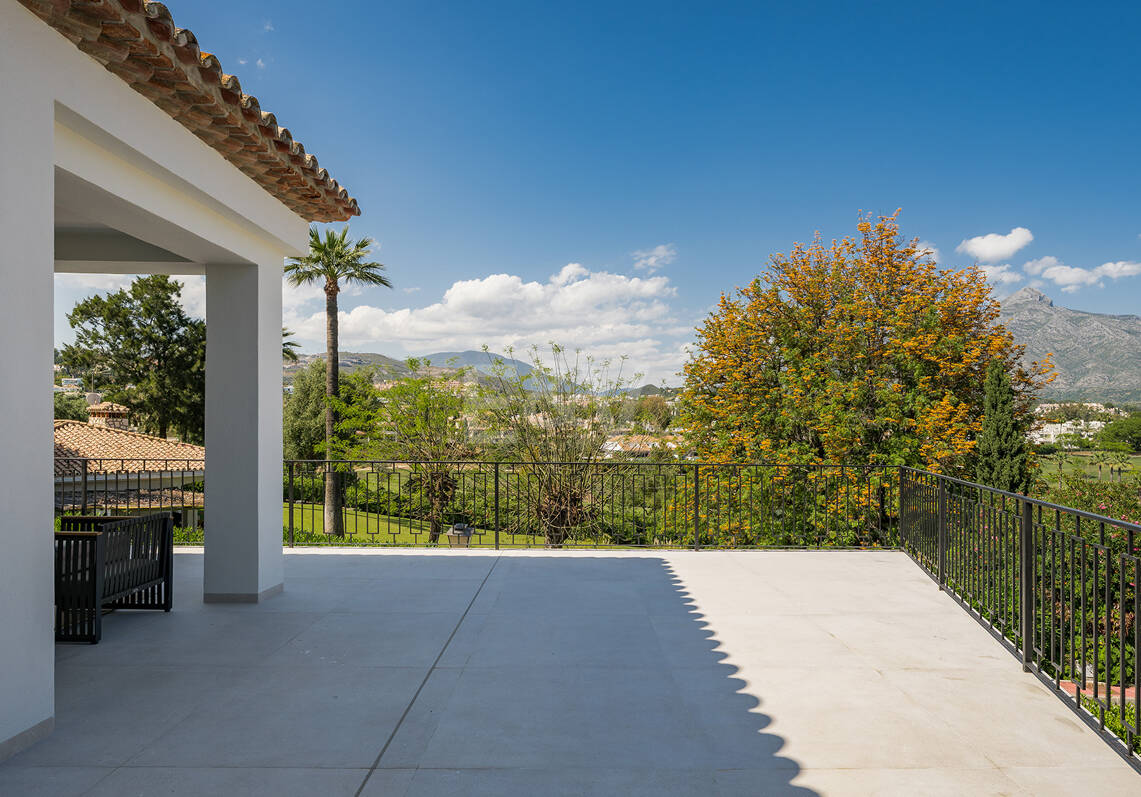 Espectacular villa en Nueva Andalucía con estilo junto al campo de golf con preciosas zonas de ocio
