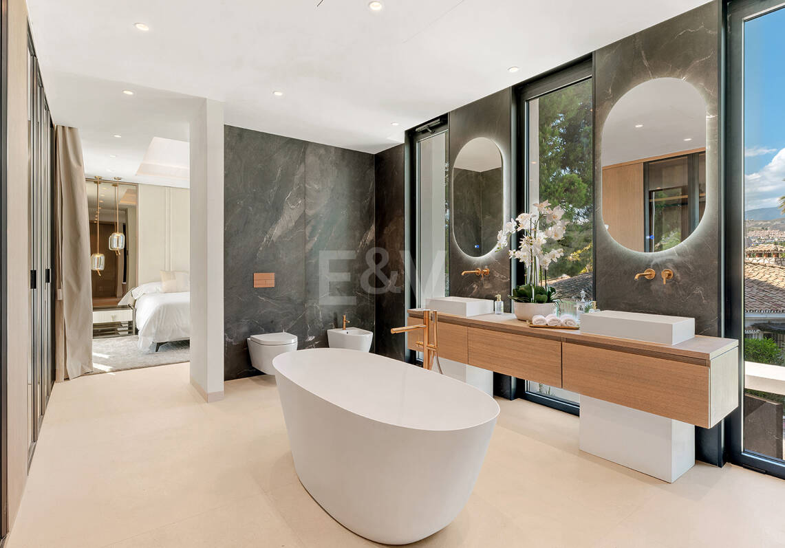 Espectacular villa en Nueva Andalucía con estilo junto al campo de golf con preciosas zonas de ocio