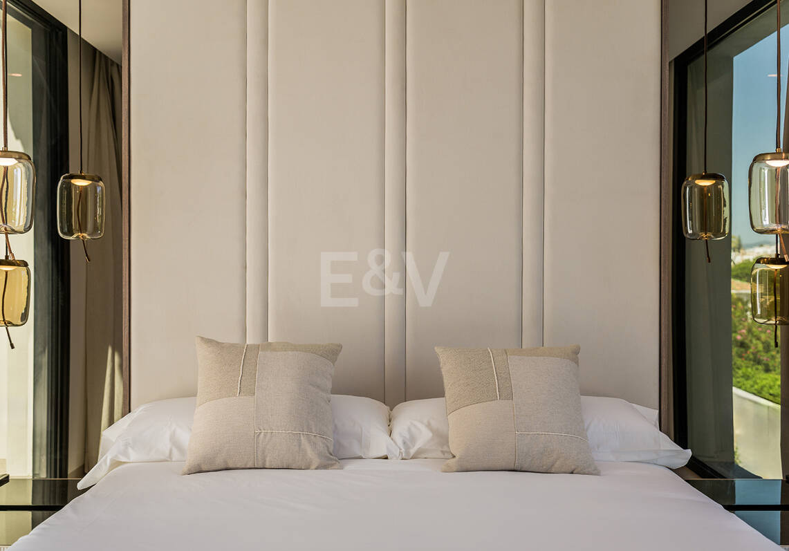 Espectacular villa en Nueva Andalucía con estilo junto al campo de golf con preciosas zonas de ocio