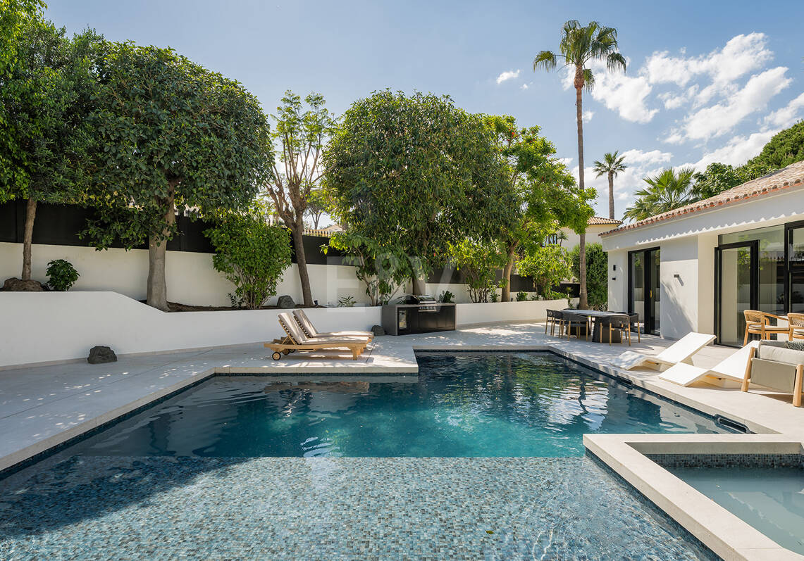 Espectacular villa en Nueva Andalucía con estilo junto al campo de golf con preciosas zonas de ocio
