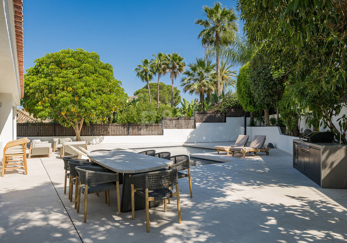 Espectacular villa en Nueva Andalucía con estilo junto al campo de golf con preciosas zonas de ocio