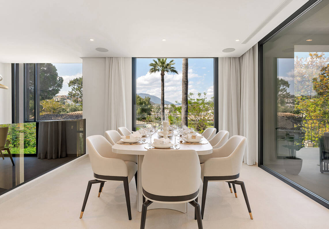 Espectacular villa en Nueva Andalucía con estilo junto al campo de golf con preciosas zonas de ocio
