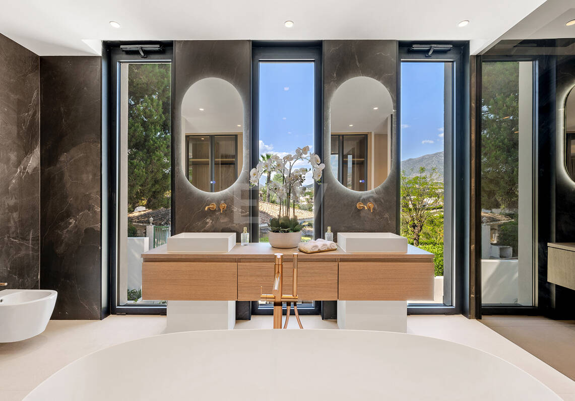 Espectacular villa en Nueva Andalucía con estilo junto al campo de golf con preciosas zonas de ocio