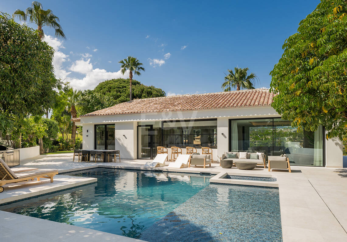 Espectacular villa en Nueva Andalucía con estilo junto al campo de golf con preciosas zonas de ocio