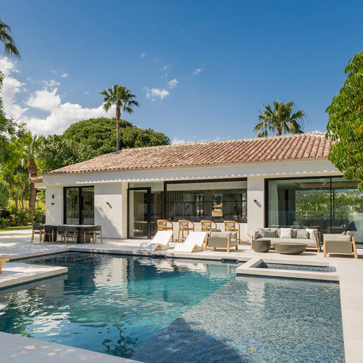 Spektakularnie stylowa willa obok golfa z pięknymi obszarami rozrywki