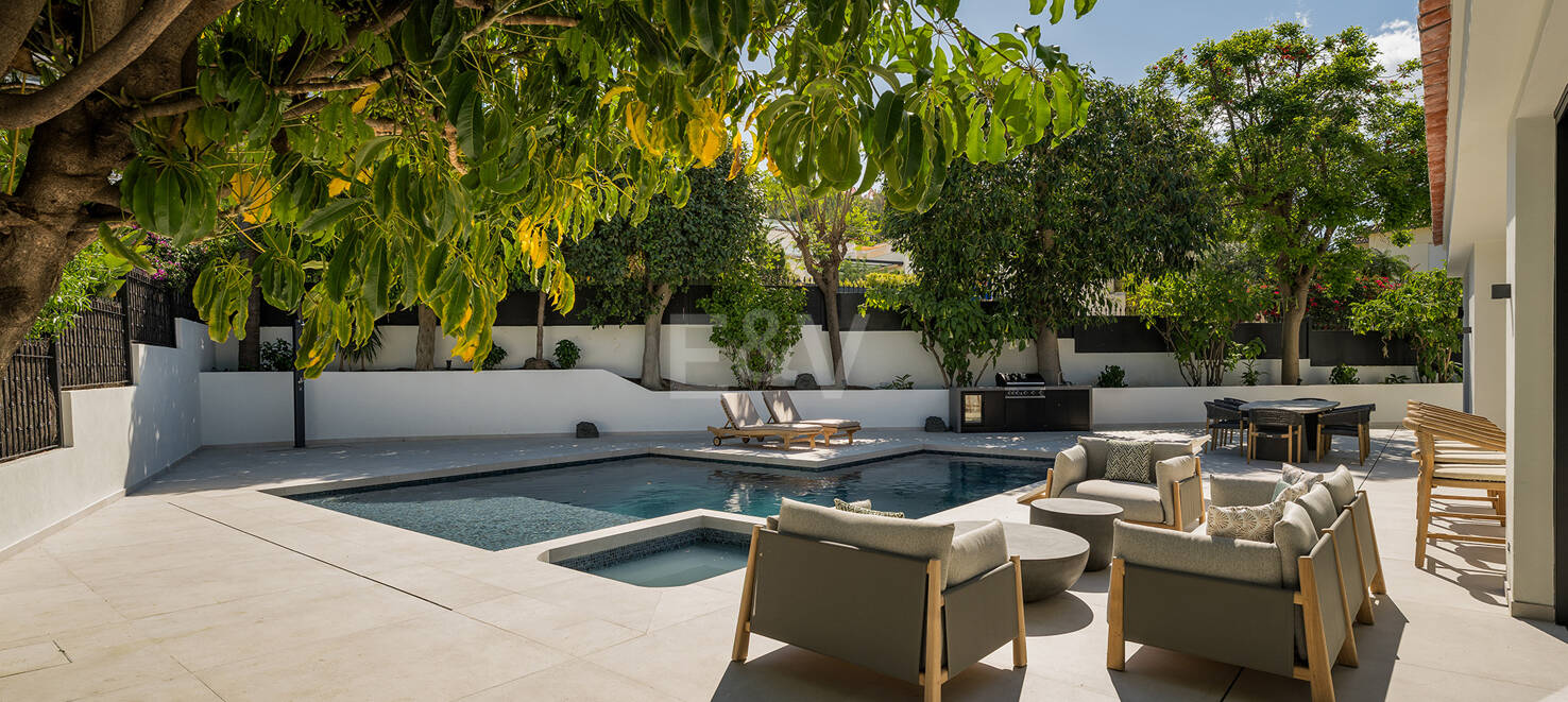 Spektakularnie stylowa willa obok golfa z pięknymi obszarami rozrywki