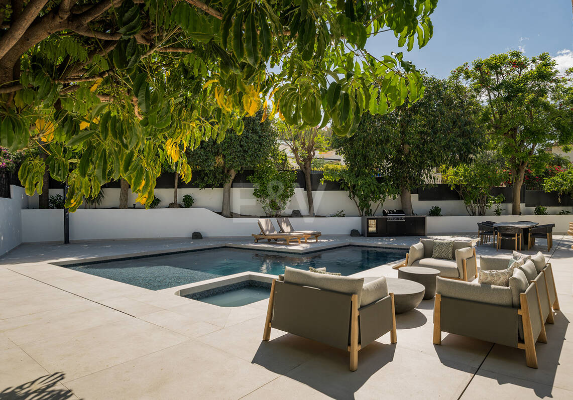 Espectacular villa en Nueva Andalucía con estilo junto al campo de golf con preciosas zonas de ocio