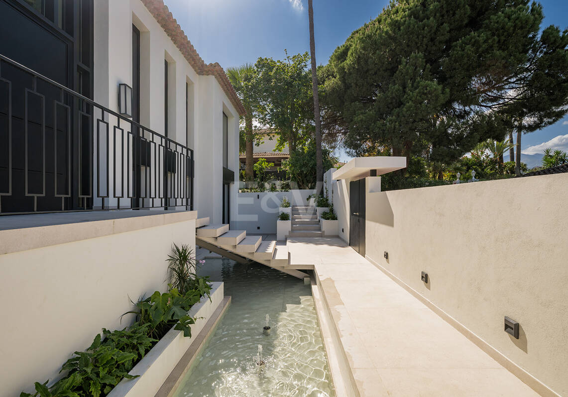 Espectacular villa en Nueva Andalucía con estilo junto al campo de golf con preciosas zonas de ocio