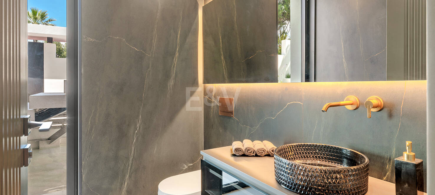 Spektakularnie stylowa willa obok golfa z pięknymi obszarami rozrywki