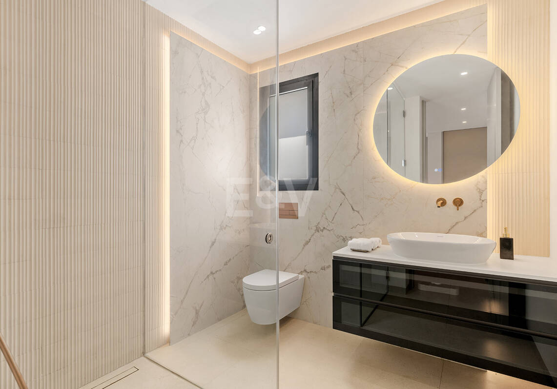Espectacular villa en Nueva Andalucía con estilo junto al campo de golf con preciosas zonas de ocio