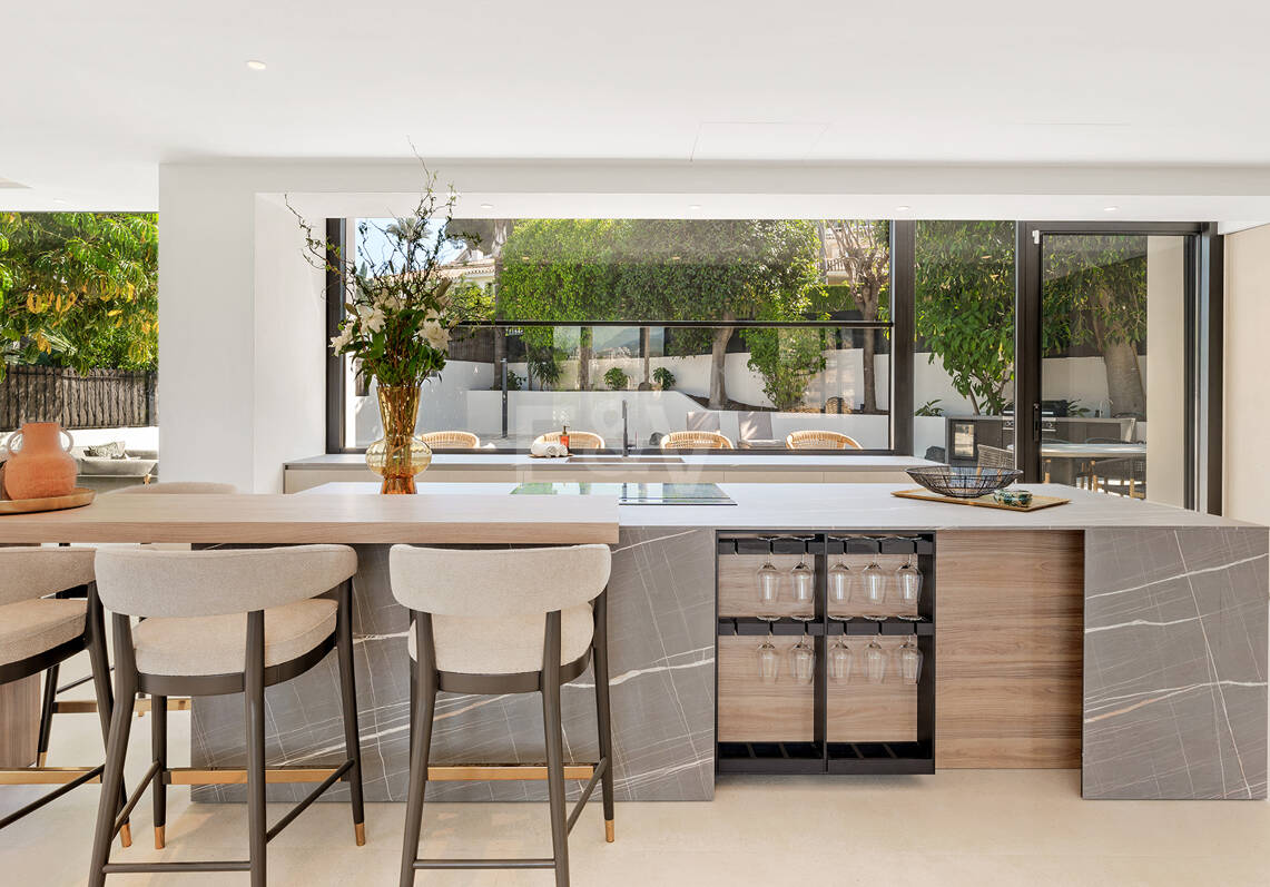 Espectacular villa en Nueva Andalucía con estilo junto al campo de golf con preciosas zonas de ocio