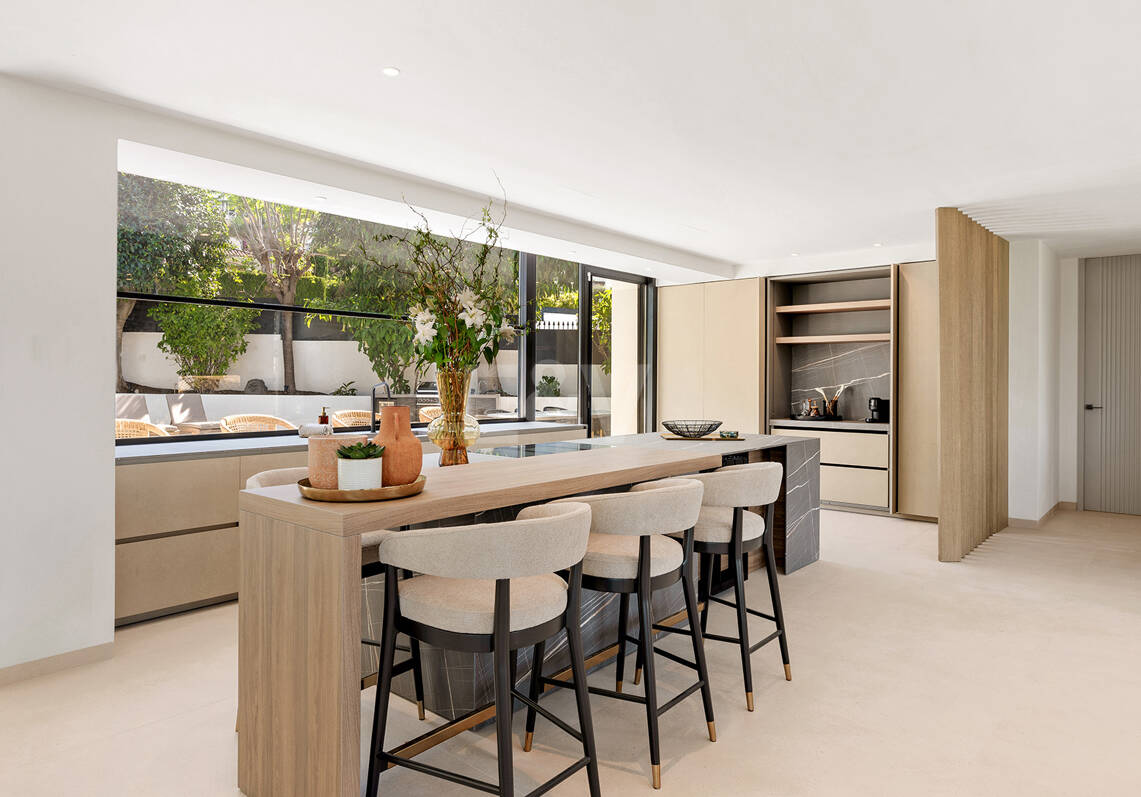 Espectacular villa en Nueva Andalucía con estilo junto al campo de golf con preciosas zonas de ocio
