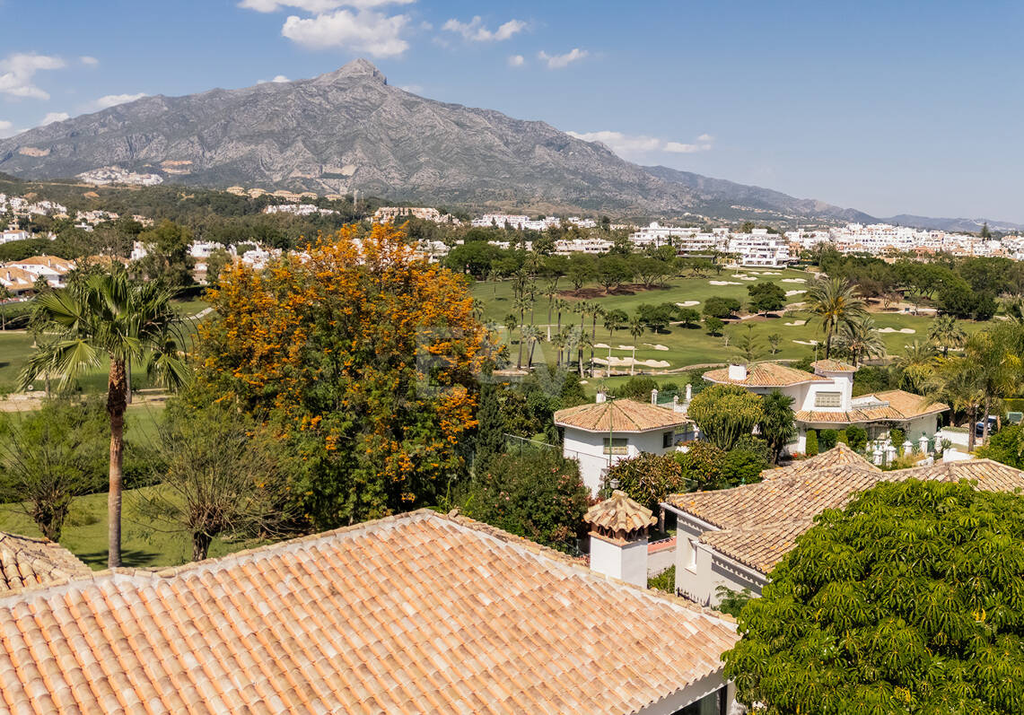 Espectacular villa en Nueva Andalucía con estilo junto al campo de golf con preciosas zonas de ocio