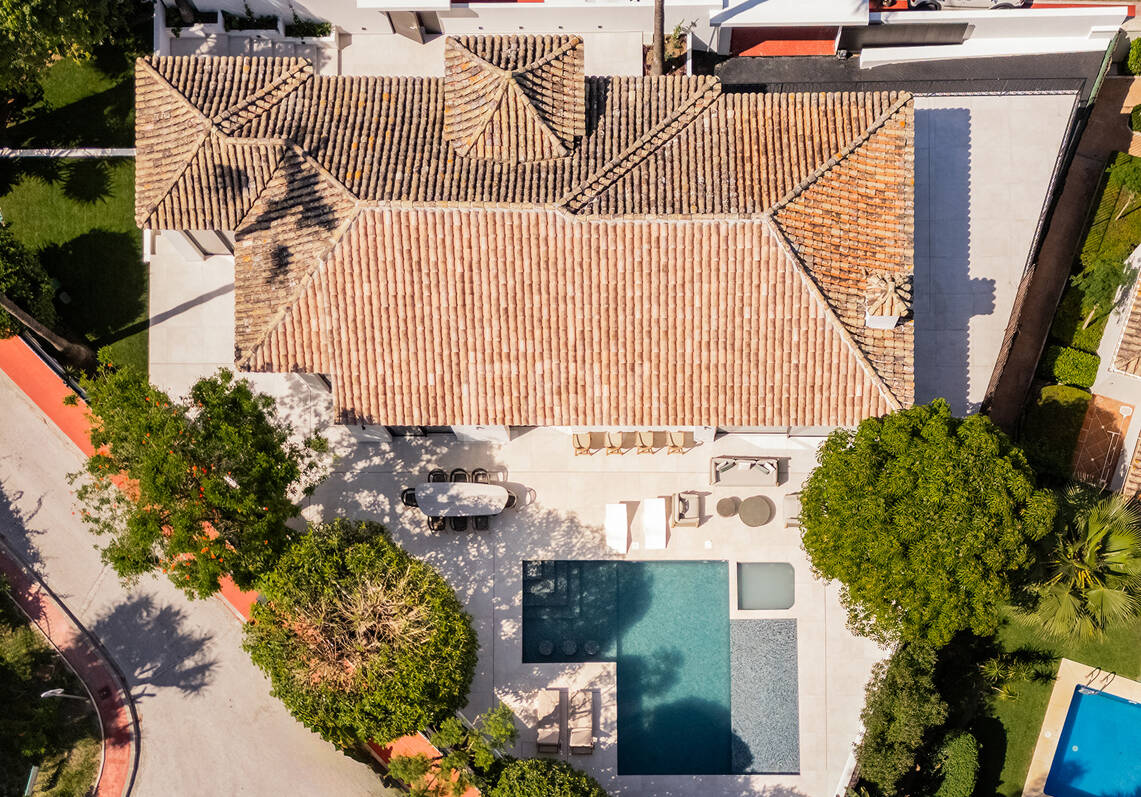 Espectacular villa en Nueva Andalucía con estilo junto al campo de golf con preciosas zonas de ocio