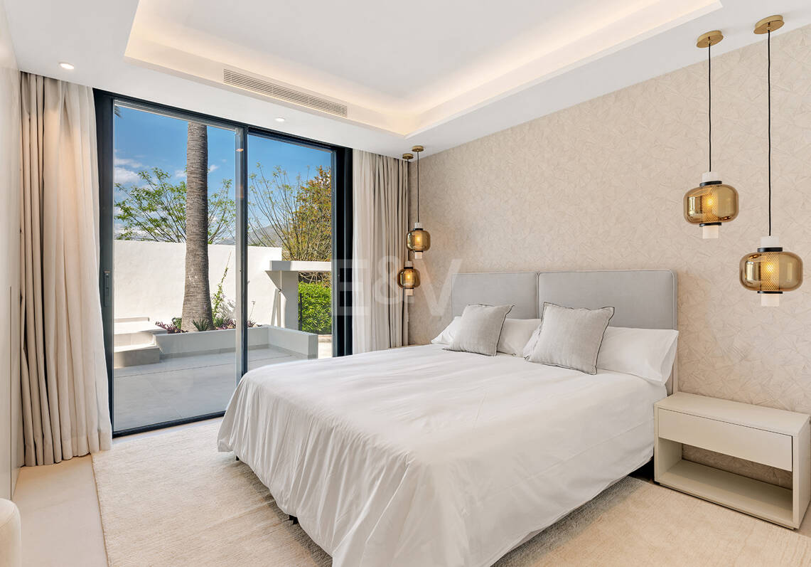 Espectacular villa en Nueva Andalucía con estilo junto al campo de golf con preciosas zonas de ocio