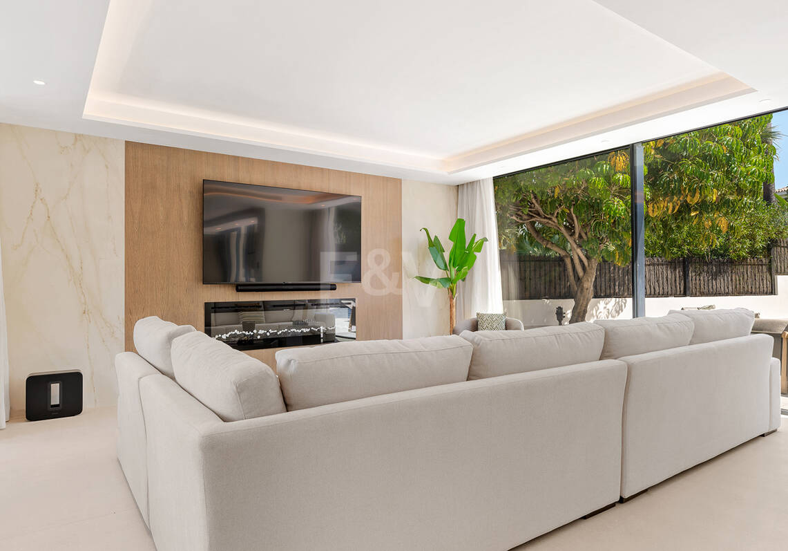 Espectacular villa en Nueva Andalucía con estilo junto al campo de golf con preciosas zonas de ocio