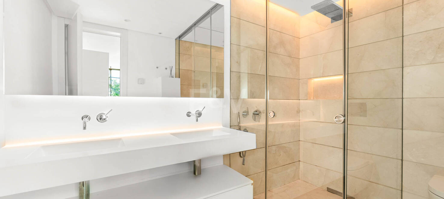 Luxury Corner Apartment with Private Garden in Palo Alto