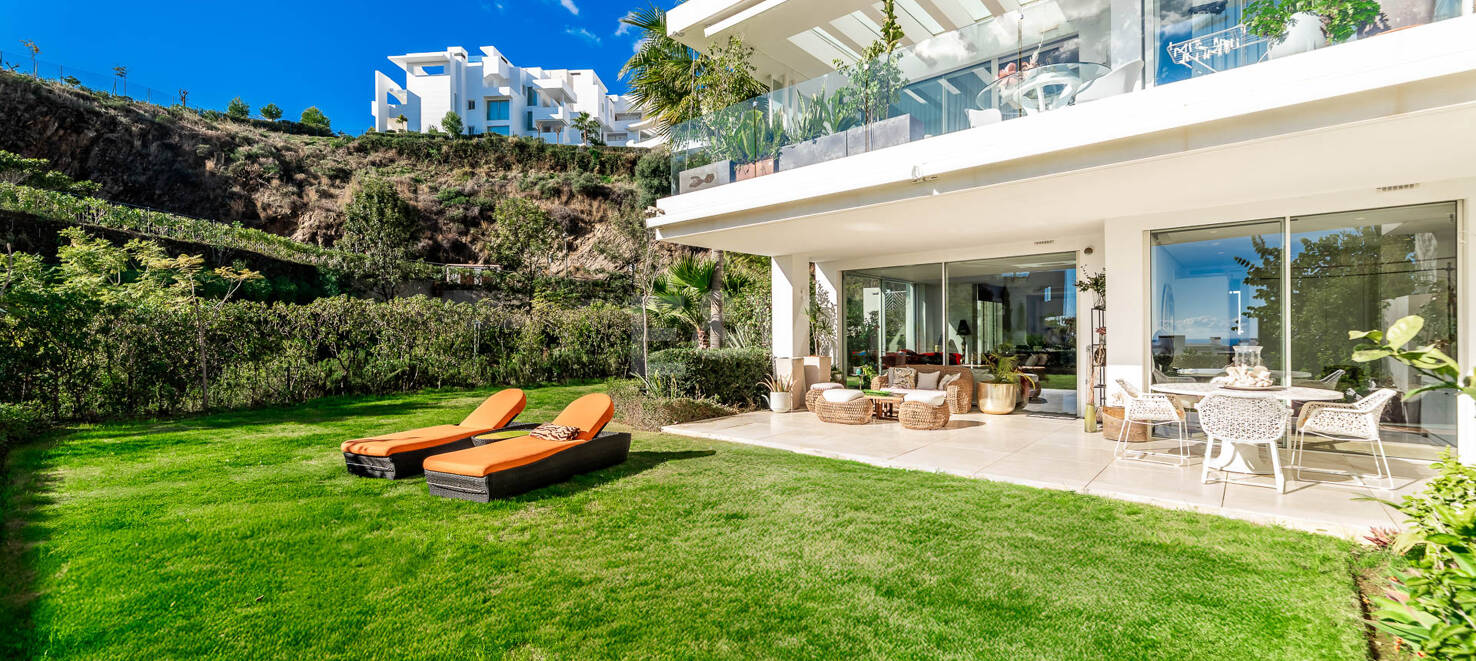 Luxury Corner Apartment with Private Garden in Palo Alto