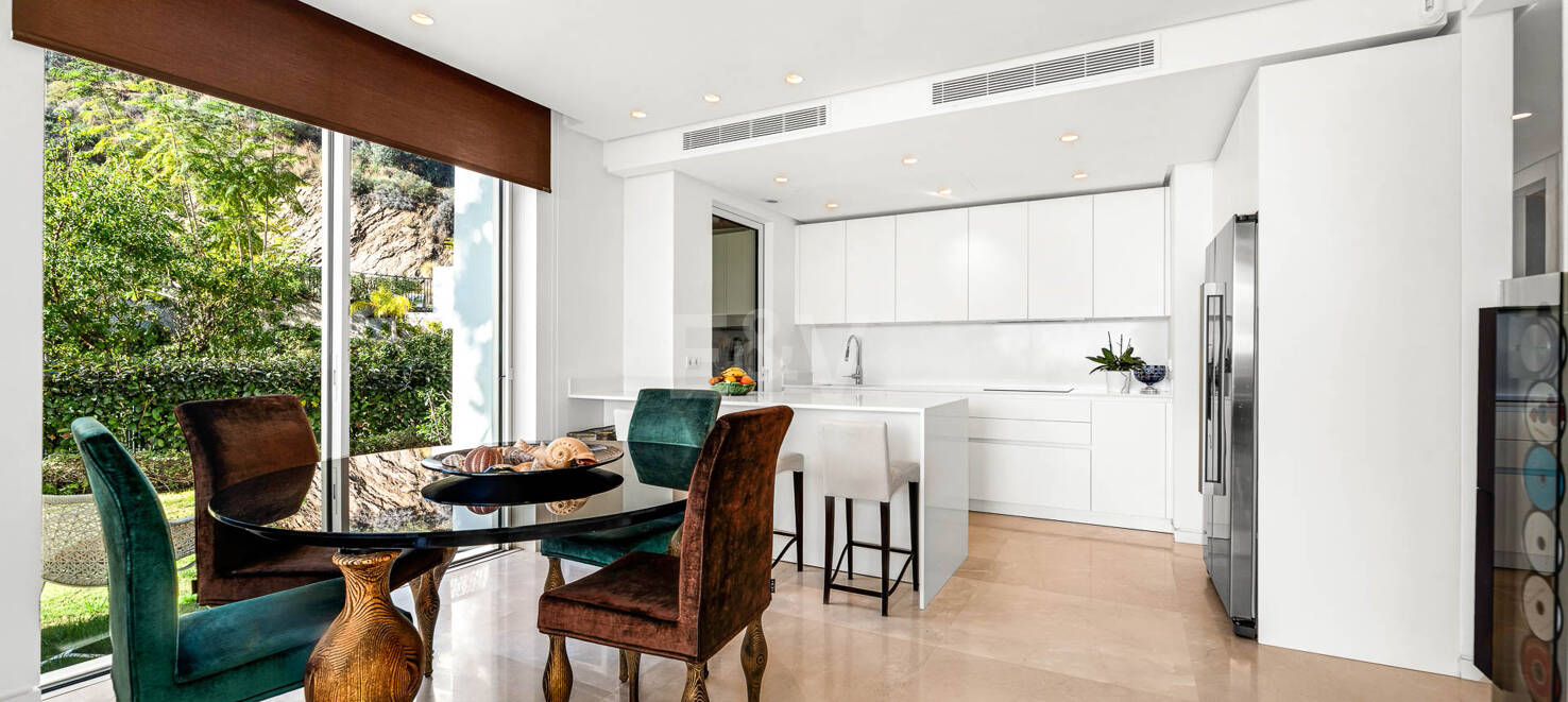 Luxury Corner Apartment with Private Garden in Palo Alto