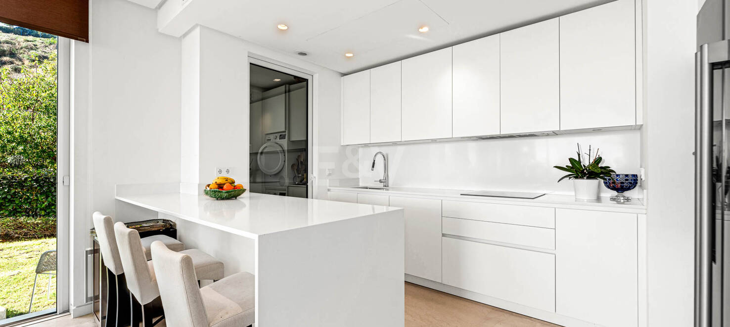 Luxury Corner Apartment with Private Garden in Palo Alto