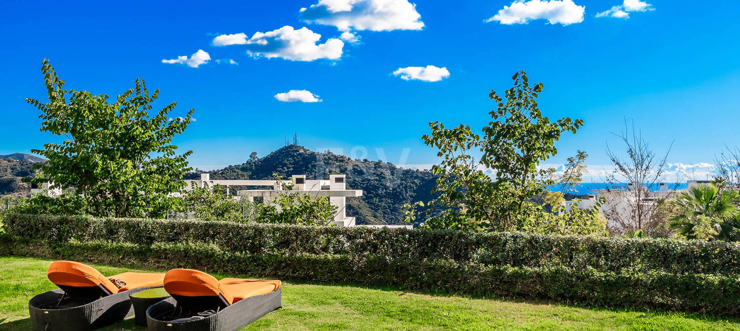 Luxury Corner Apartment with Private Garden in Palo Alto