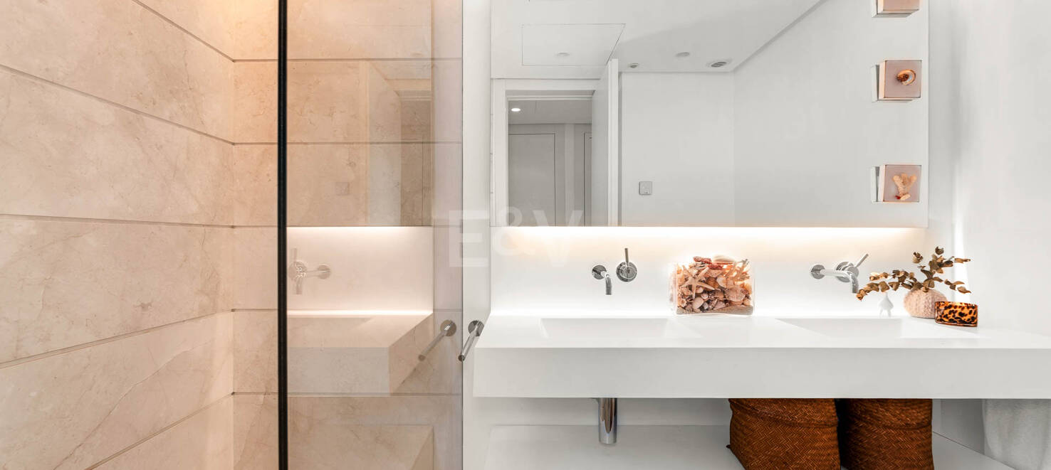 Luxury Corner Apartment with Private Garden in Palo Alto